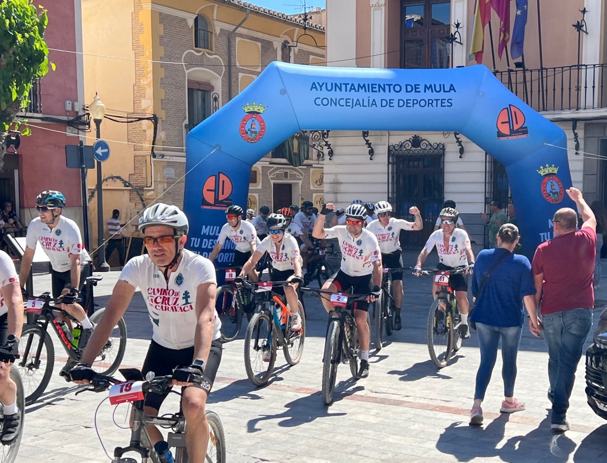 El pelotón de líderes empresariales más solidario recorre 76 km del Camino de Levante por una buena causa