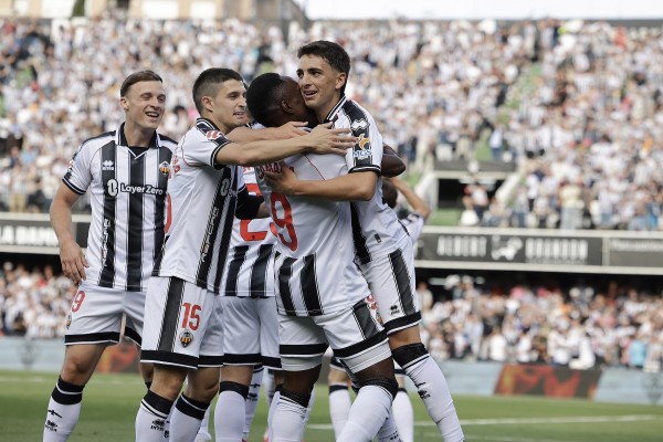 El Castellón impone su fútbol total ante el Burgos y da otro golpe de autoridad en la lucha por el ascenso