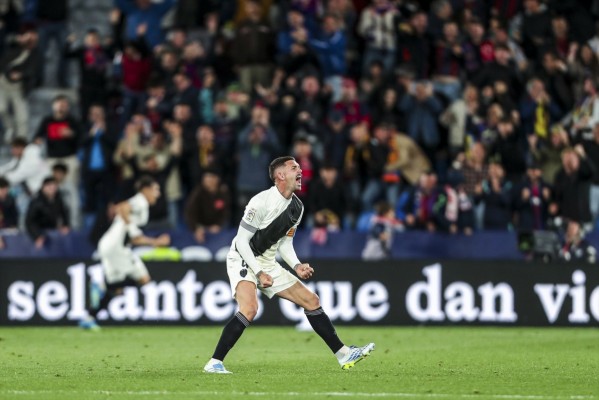 Dela alcanzará los 100 partidos con el Levante UD si juega ante el Sevilla
