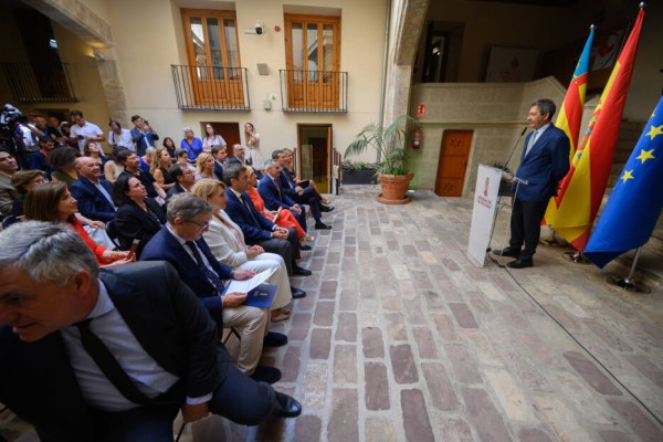 Vicente Barrera hace de anfitrión del Consell en una comida en su finca tras la ruptura del pacto