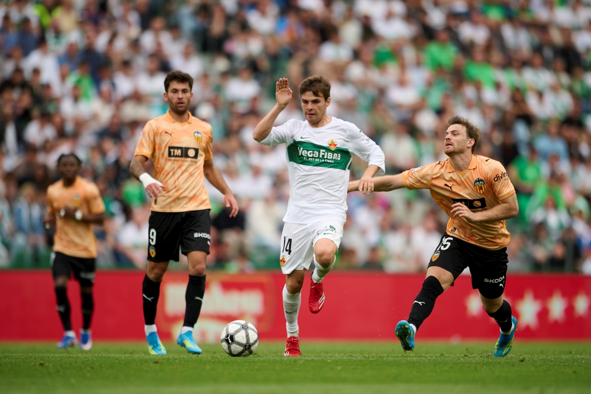 Ruido fuera, fútbol dentro: Febas baja el volumen de sus cascos y sube el del sonido ambiente del vestuario del Elche CF