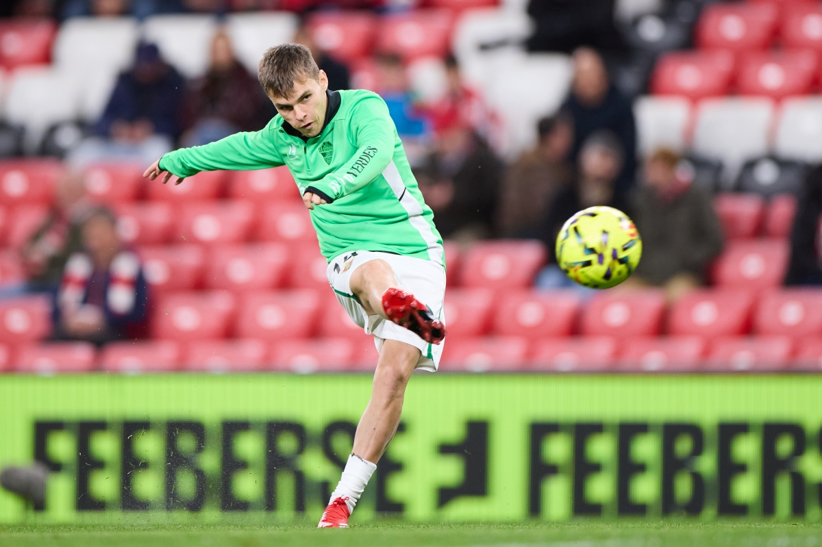 Aleix Febas durante el calentamiento del Elche CF en San Mamés