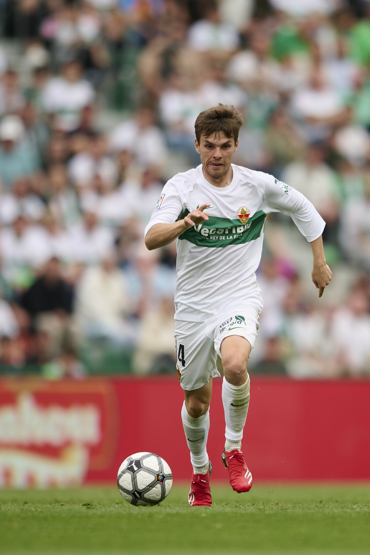 Febas en el Martínez Valero durante el derbi con el Valencia CF