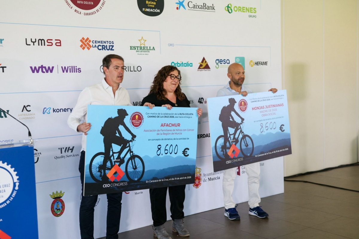 Lourdes Albadalejo, gerente de AFACMUR, entre Fernando Cueto y Jaime García-Legaz, organizadores de la Ruta Ciclista.
