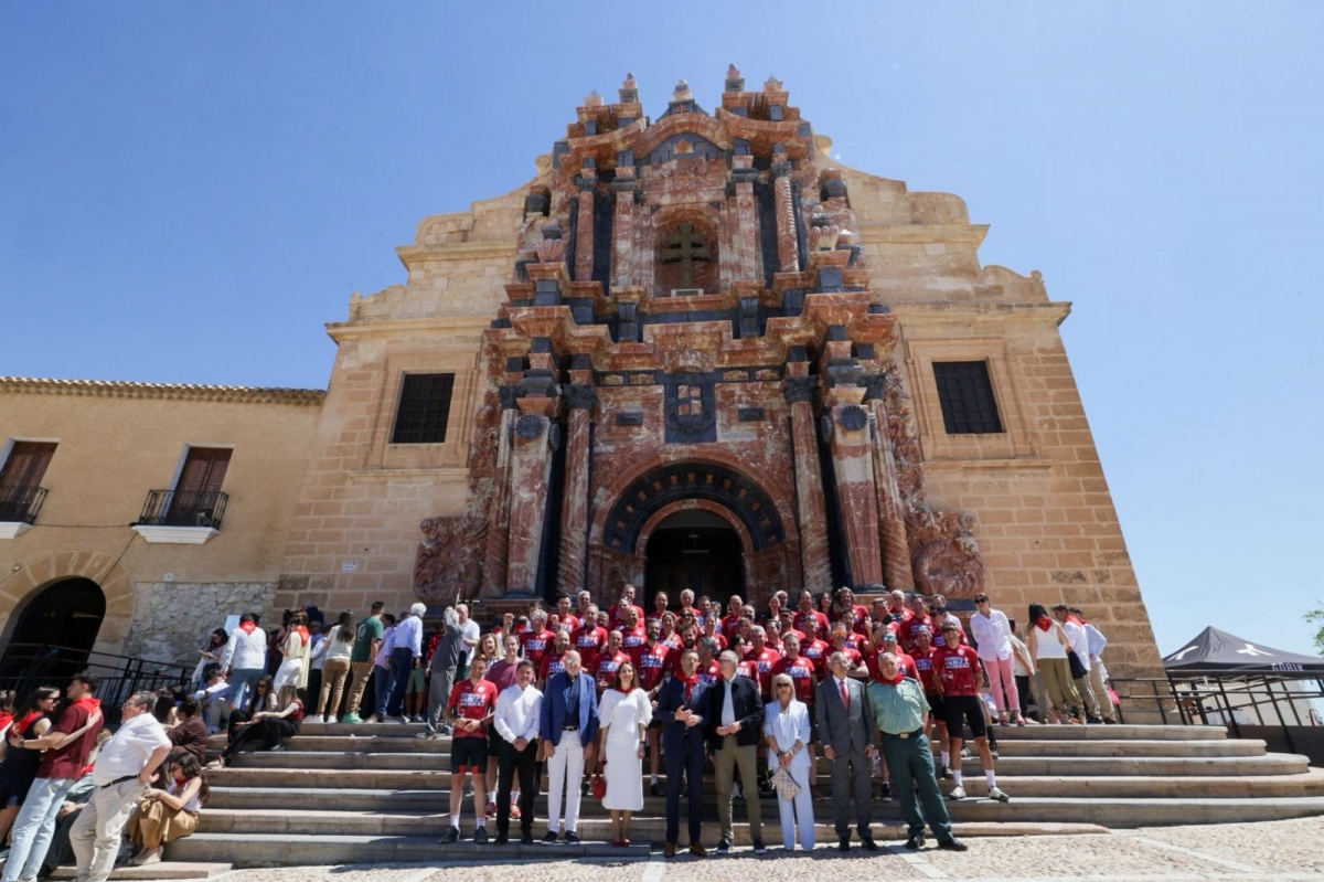 Corredores y representantes institucionales en la Basílicia de la Vera Cruz