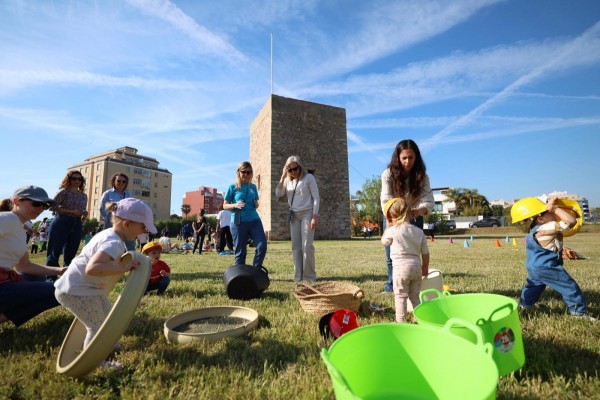 Burriana reúne a un centenar de personas en la jornada de aprendizaje al aire libre “Jugamos en familia en el Clot”