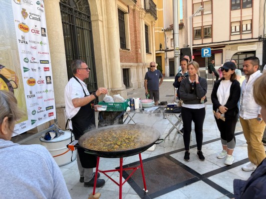 Castelló promociona su gastronomía con un 'showcooking' de paella valenciana en la plaza de las Aulas