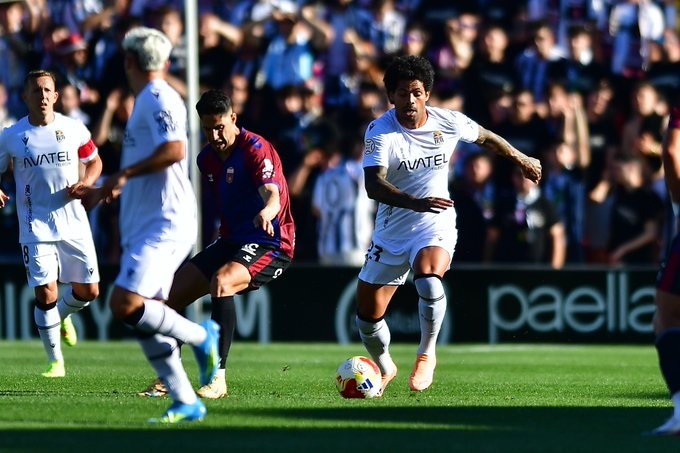  El Efesé, que ganaba por 0-1 al líder en el 82, se ve remontado y queda a cuatro puntos de la promoción