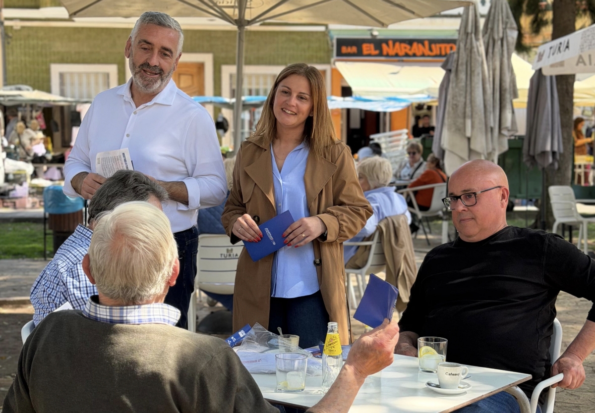 La portavoz del PP en Foios, Amparo Clemente, junto al secretario general del PPCV, Carlos Gil.