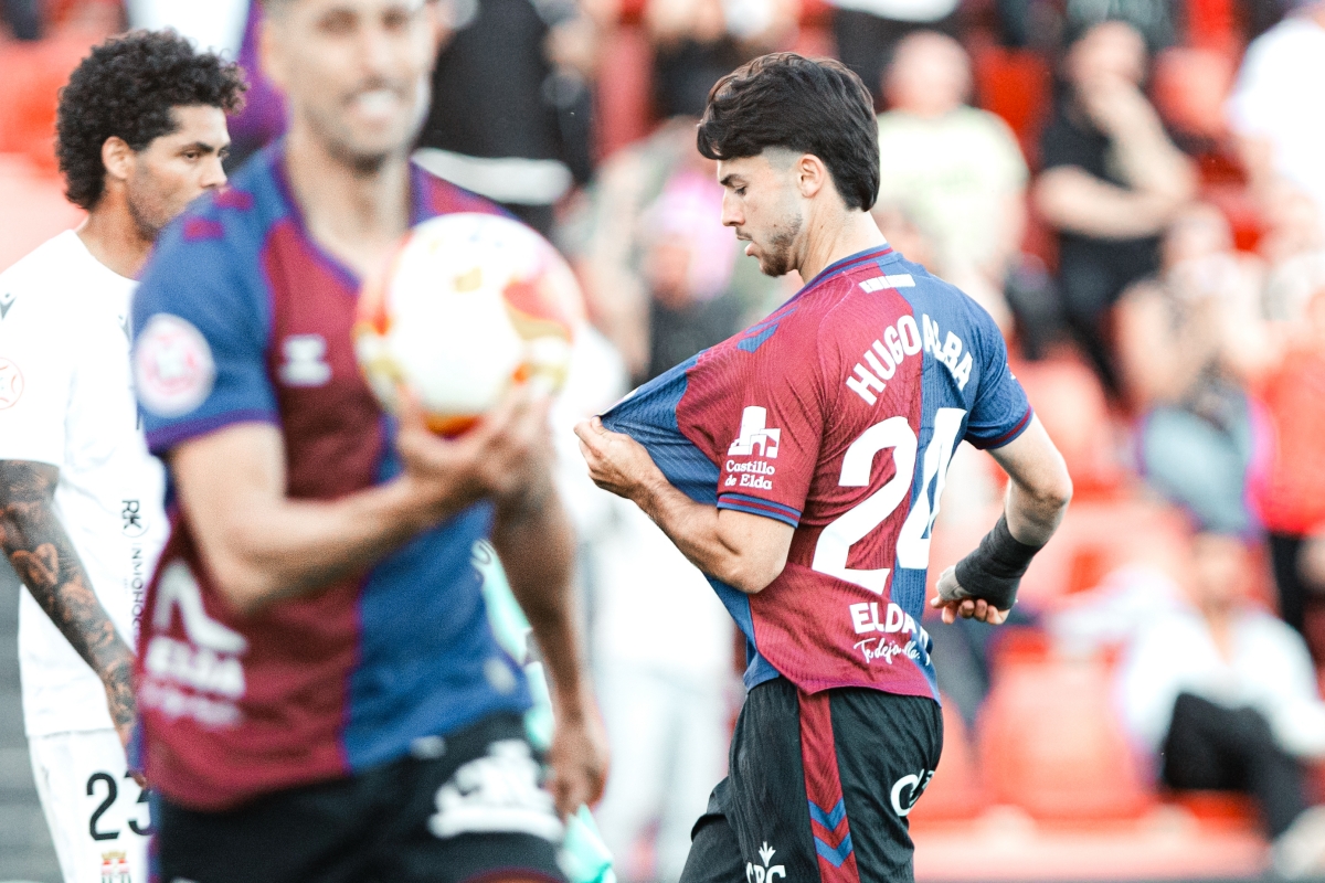 Hugo Alba prolonga en el añadido el estado de felicidad en el que vive instalado el CD Eldense