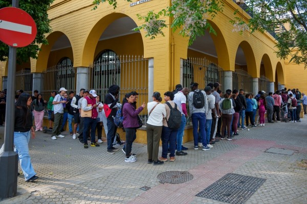 Oficinas de Correos, Seguridad Social y Extranjería comienzan este lunes a atender a migrantes sobre la regularización