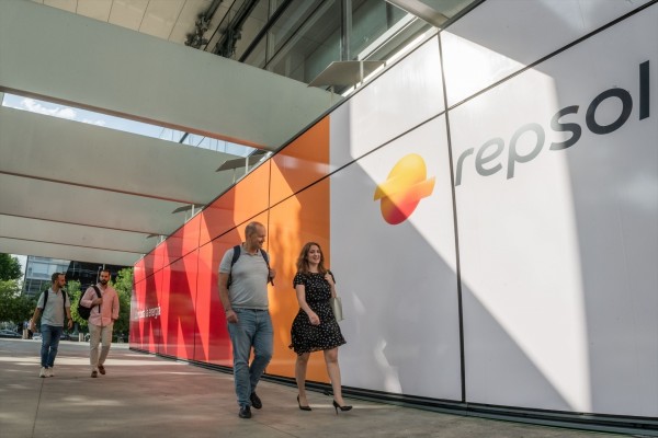 Repsol sube un 3% al calor del alza de los precios del petróleo, que roza ya los 96 dólares