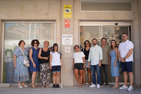 L'Alcora fomenta la inclusión con la instalación de pictogramas cerámicos en puntos de la localidad