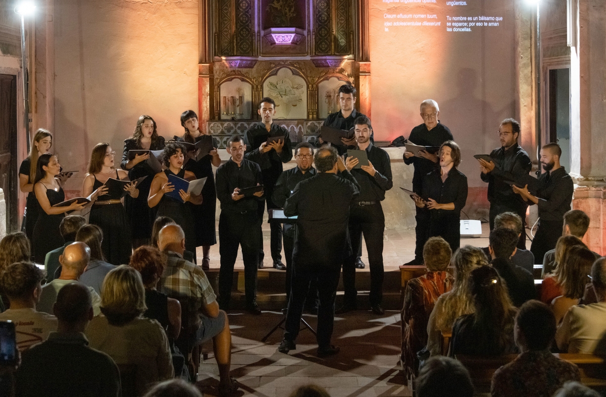 La formación AVocal CdM, dirigida por Marco García de Paz, en concierto.