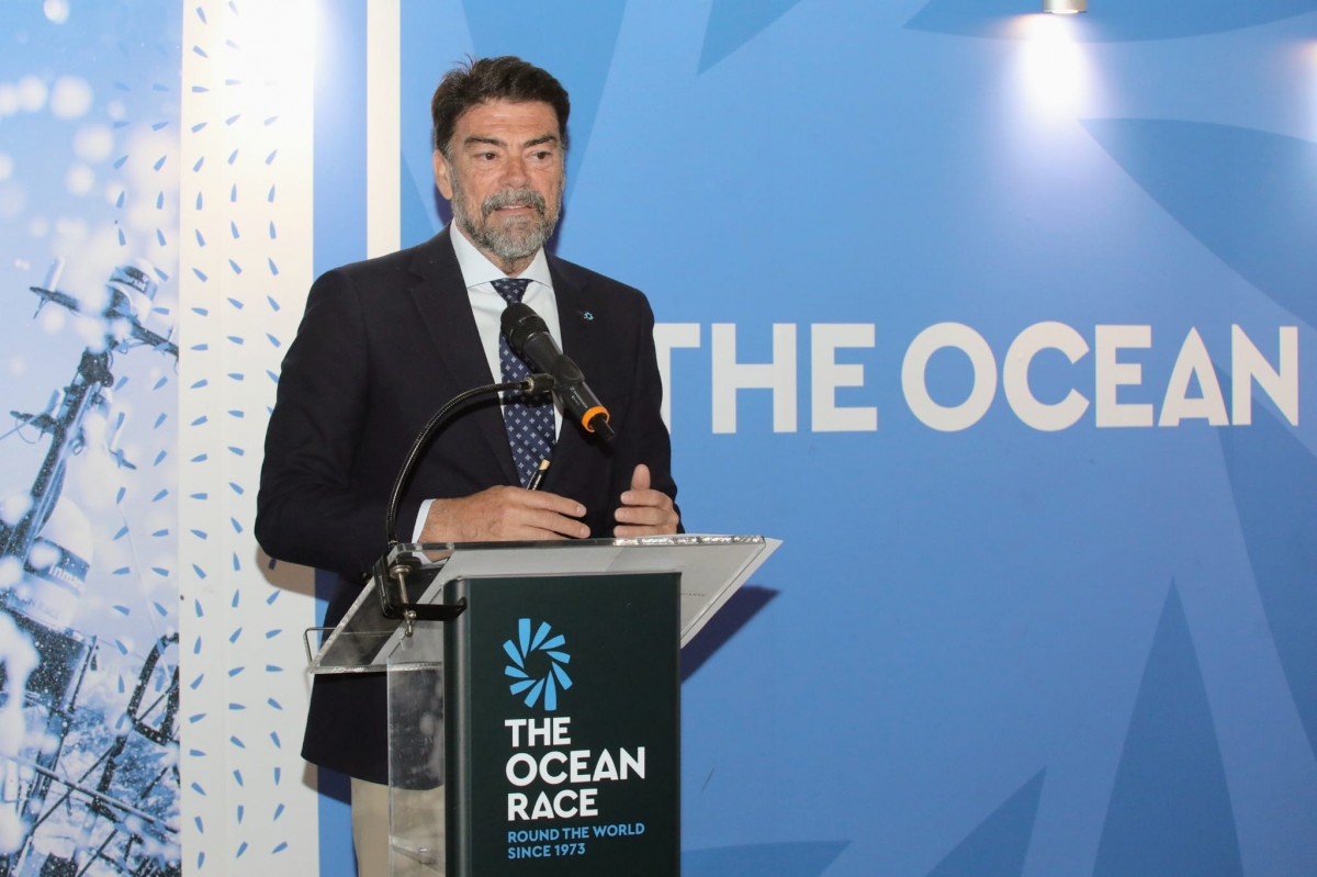 El alcalde de Alicante, Luis Barcala, durante su intervención en la jornada de The Ocean Race.