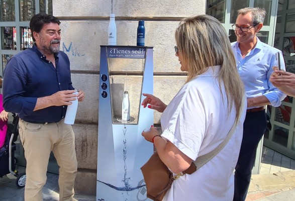 Alicante suministra 18.900 litros de agua en seis primeros surtidores públicos y los extenderá a 20