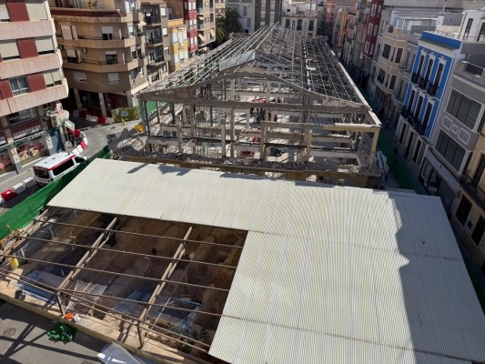 Comienzan los trabajos de retirada del techado de los Baños Árabes junto al Mercado Central de Elche