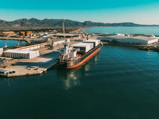 Nuevo hito de PortCastelló: descarga 96 palas eólicas de 1.600 toneladas de un mega buque procedente de China