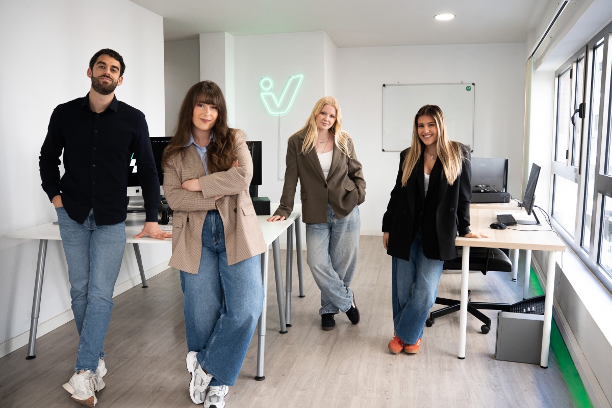 El equipo de Evol Motor en su sede de Elche (Alicante)