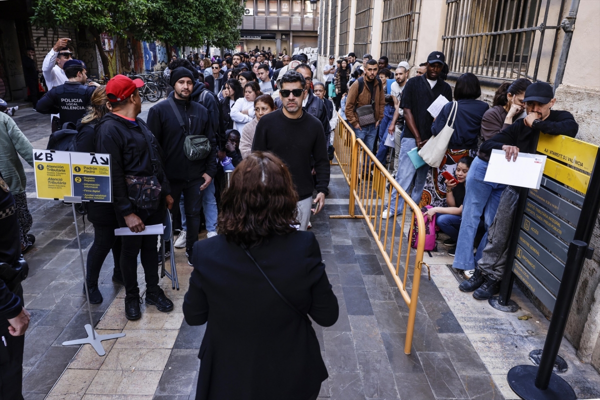 Largas colas y trabas en la expedición de informes el primer día presencial de regularización