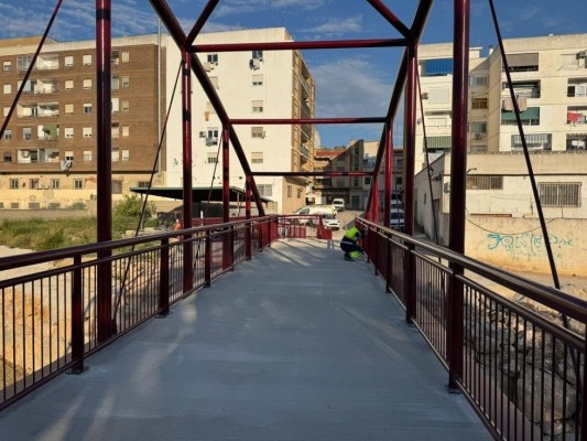 El Consell abre la nueva pasarela de Ramón y Cajal en Chiva que sustituye a la municipal arrasada en la Dana