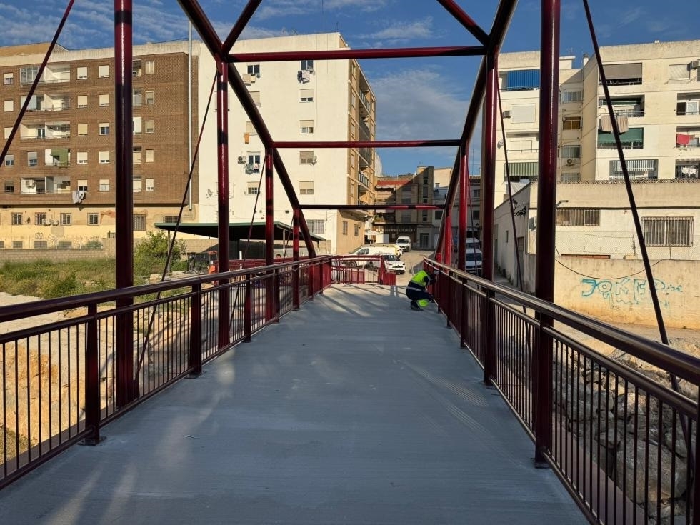 El Consell abre la nueva pasarela de Ramón y Cajal en Chiva que sustituye a la municipal arrasada en la Dana