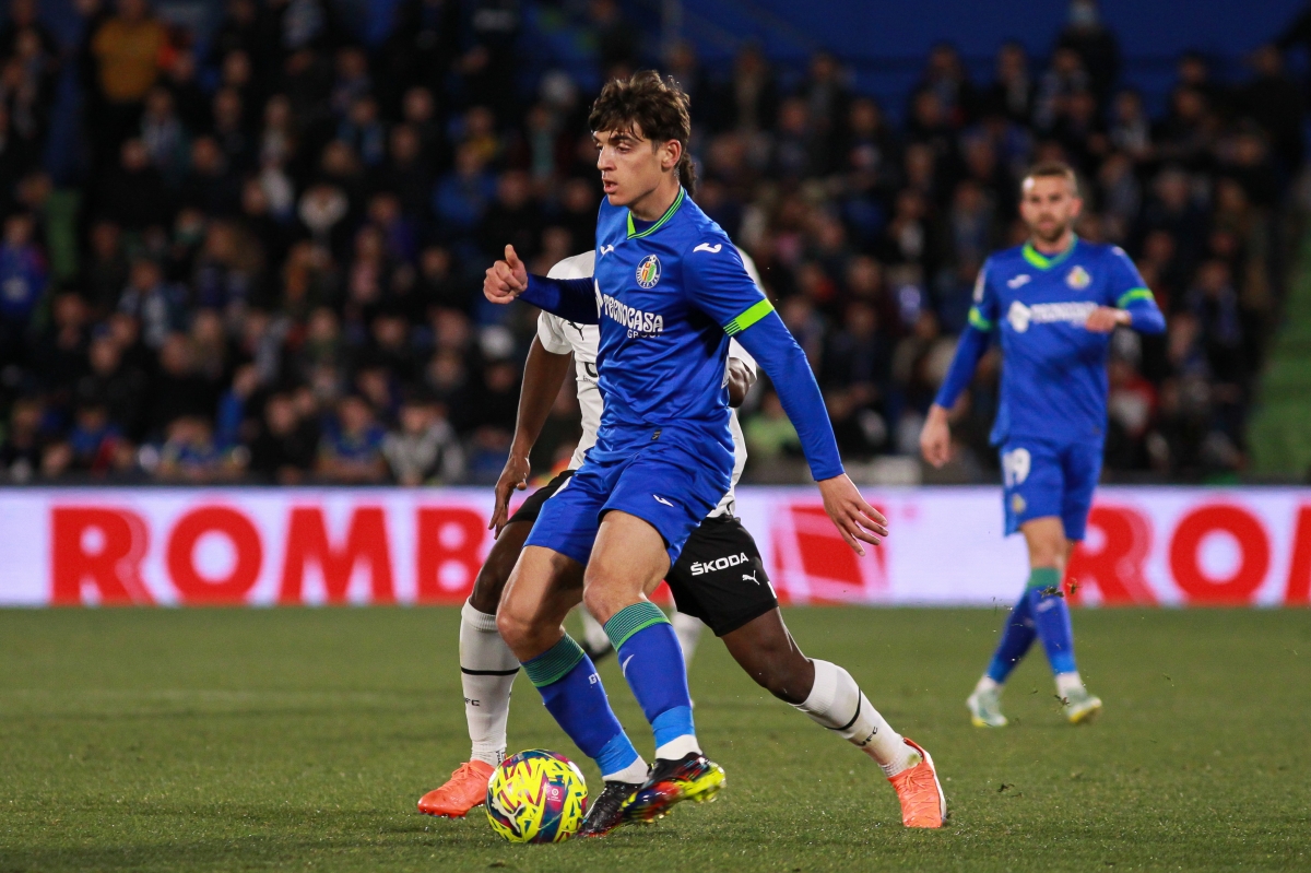 Gonzalo Villar y Yunus Musah disputan un balón