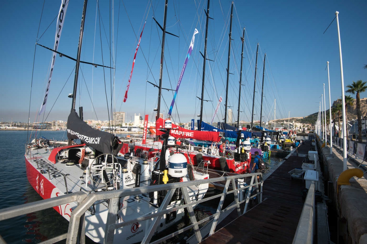 Los barcos participantes en una de las últimas etapas de salida desde Alicante. 