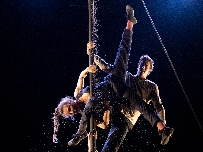 Acrobacias, teatro y humor en la UJI con el espectáculo 'De latas' de la compañía D'Click