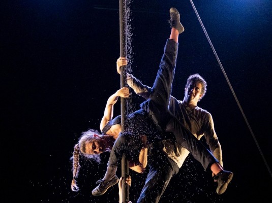 Acrobacias, teatro y humor en la UJI con el espectáculo 'De latas' de la compañía D'Click