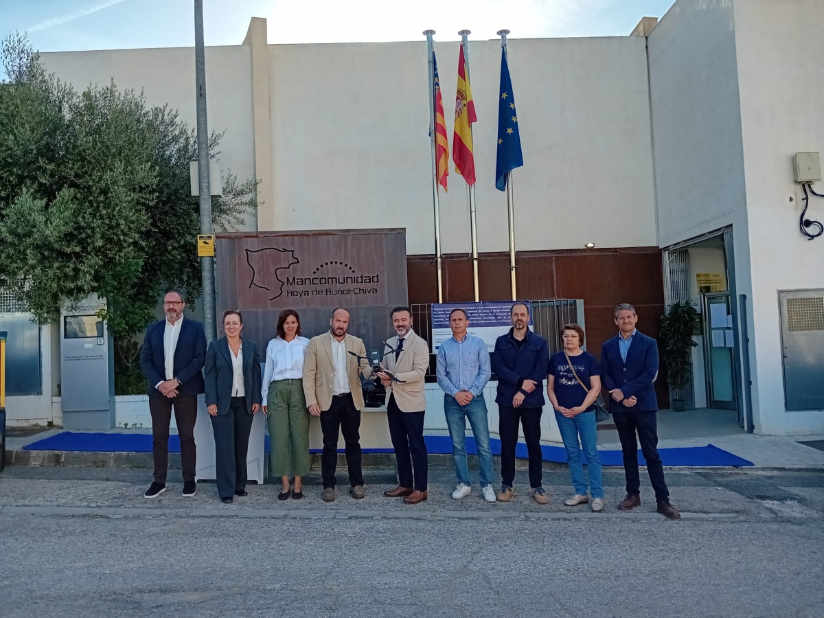 La Generalitat entrega drones a diez municipios de la Hoya de Buñol afectados por la Dana