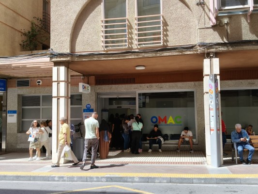 Las Omac de Elche atendieron este lunes 1.800 solicitudes de regularización de migrantes