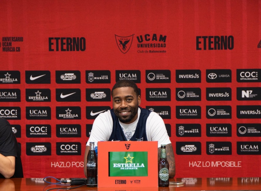 Kelan Martin, este martes sonriente en rueda de prensa. - Foto: UCAM CB