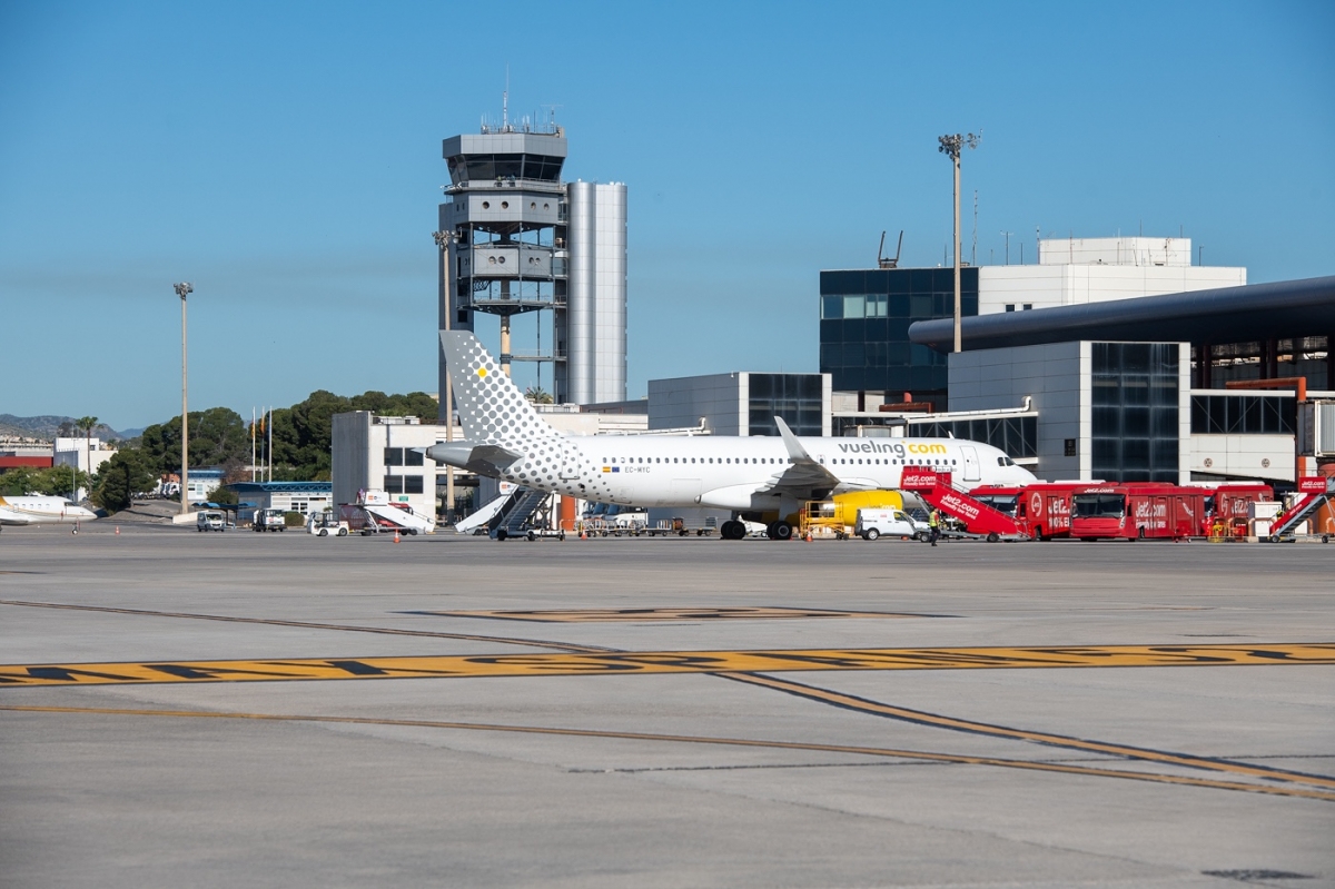 Las aerolíneas prevén un alza de pasajeros del 14 % en verano en el aeropuerto de Alicante-Elche (si los billetes de avión no suben)