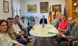 La Cavalcada de la Mar de Sant Pere vuelve a los orígenes con oficios marineros y una subasta de pescado