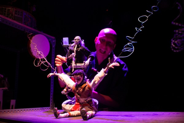 El maestro que cambió el aula por una distopía de marionetas ciberpunk