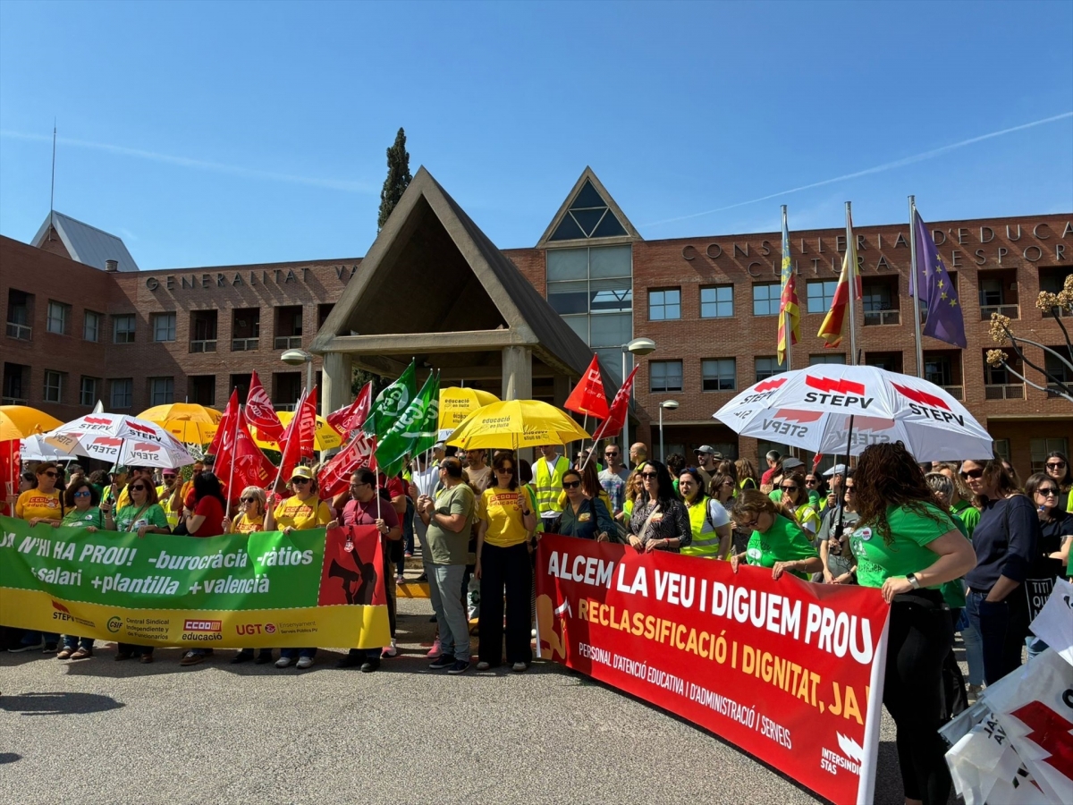 Tres sindicatos dejan de negociar con Educación mientras no se 