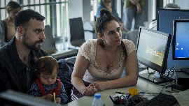 Ana Boga y David Menéndez retratan la precariedad de los treinta en 'Yo siempre a veces'