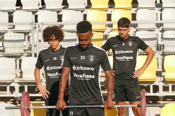 El Orihuela se presenta en Los Arcos con 15 fichajes en un amistoso ante el Albacete
