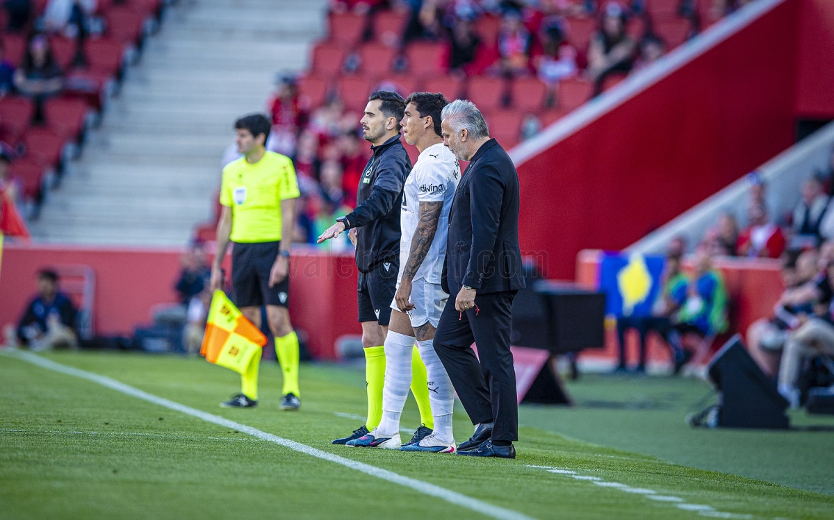 Renzo Saravia cumple en su debut