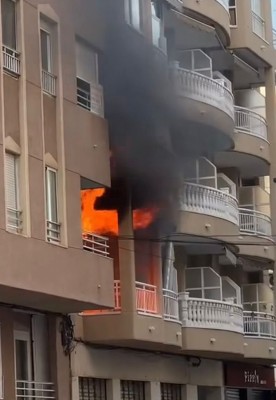 Un incendio en una vivienda de un edificio de Torrevieja provoca el desalojo de toda la finca