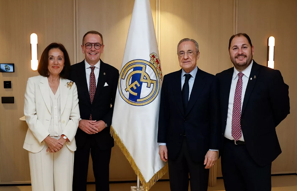 El Paso Blanco de Lorca rinde homenaje al Real Madrid y entrega a Florentino Pérez una bandera bordada a mano