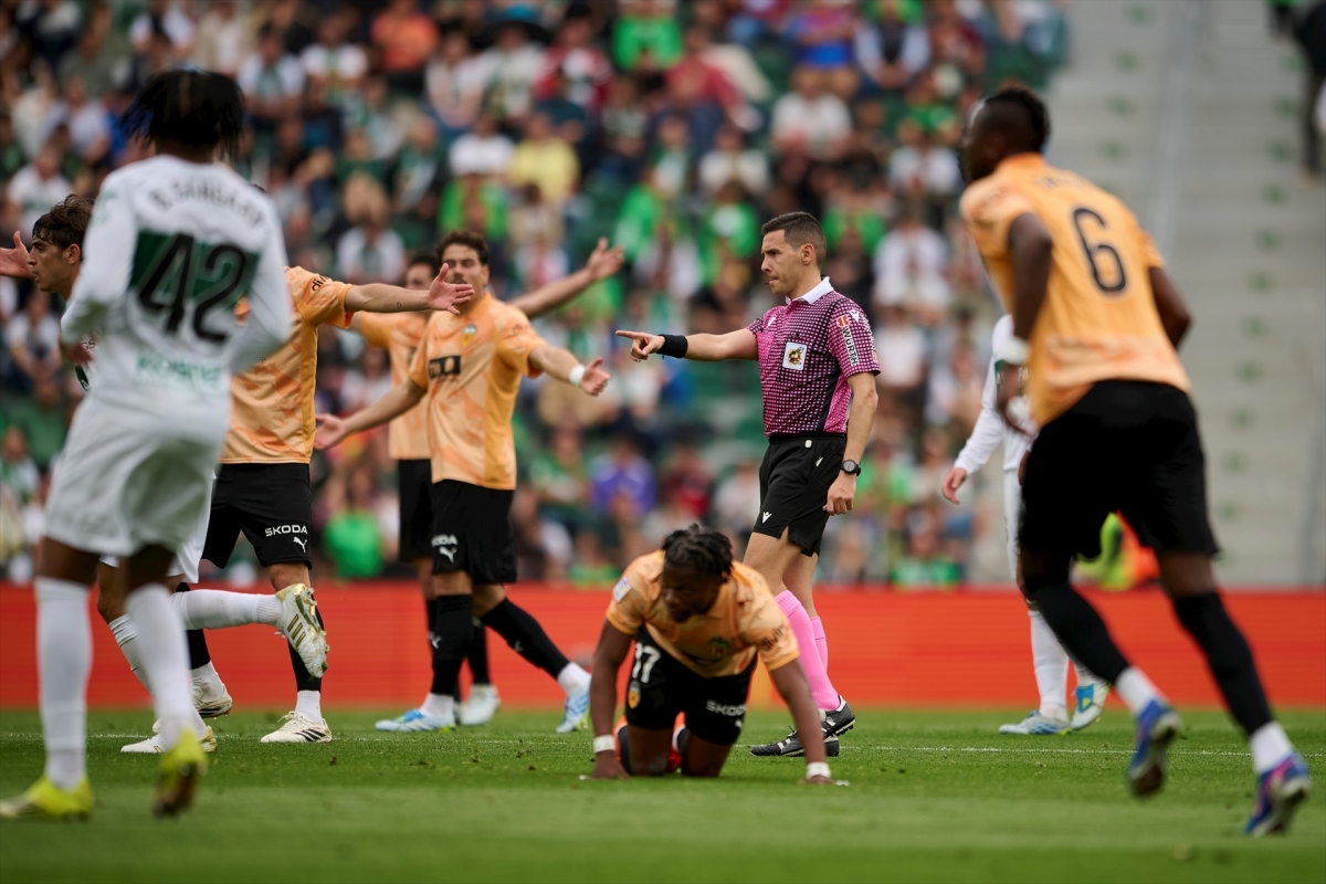 El Valencia CF, confundido con el arbitraje