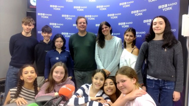 Alumnos de Valencia viajan a Reino Unido para impulsar el bienestar y la salud mental y son entrevistados por la BBC