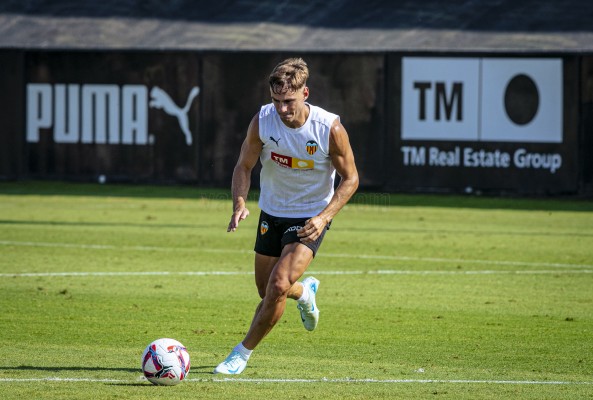 Dani Gómez ya se entrena con el Valencia y podría debutar en Leeds