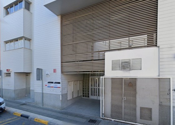 La oficina Pangea de Elche centraliza los trámites del proceso de regularización
