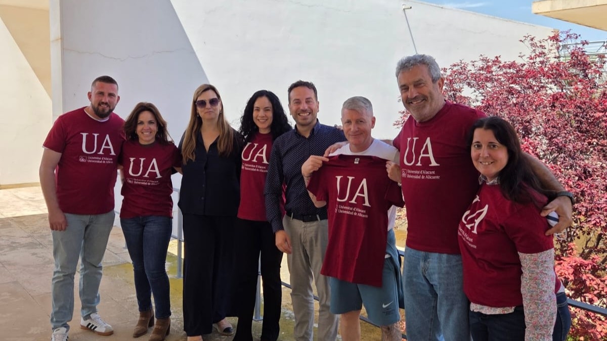 Momento de la recepción en el Vicerrectorado de Estudiantes y Empleo, con el vicerrector en el centro de la imagen