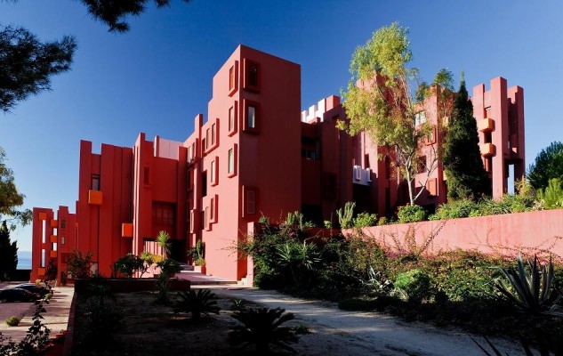 ¿Te gustaría conocer el edificio de la Muralla Roja de Bofill? Calp retoma las visitas guiadas 