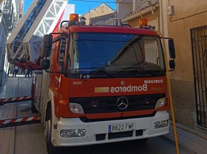 Una mujer fallecida y tres heridos en un incendio de una vivienda en Orihuela