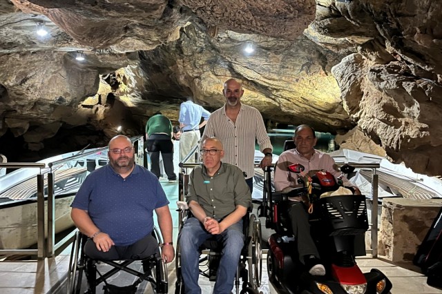 Les Coves de Sant Josep de la Vall d'Uixó s'obrin al turisme inclusiu amb una nova barca adaptada